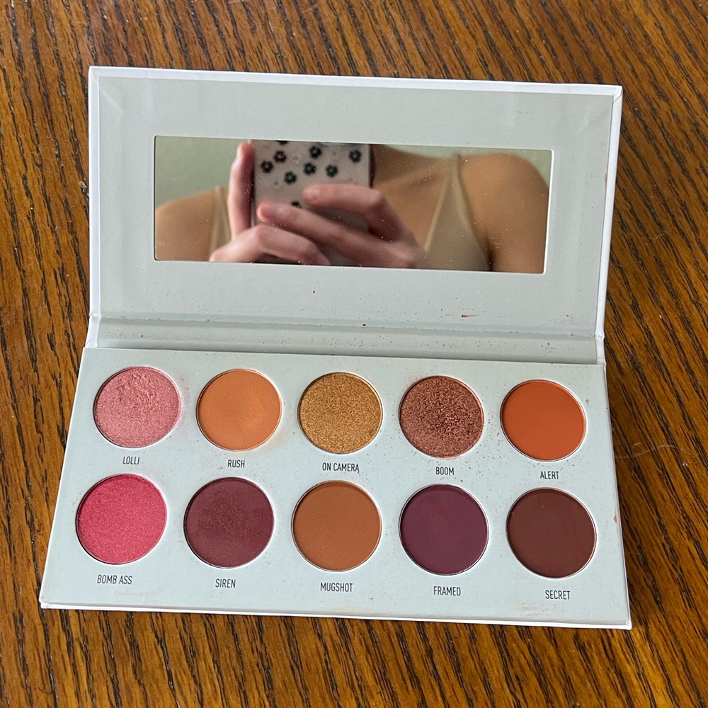 Jaclyn Hill ring the alarm palette